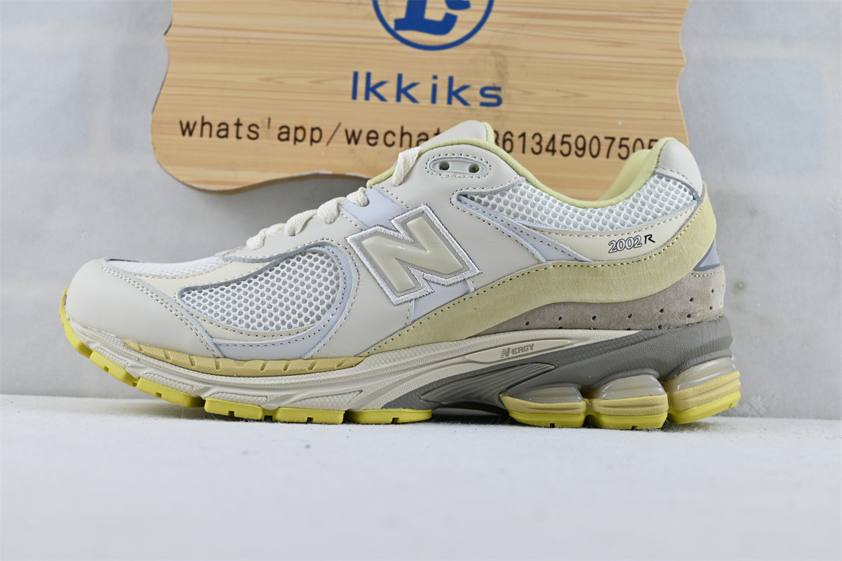 NEW BALANCE 2002R