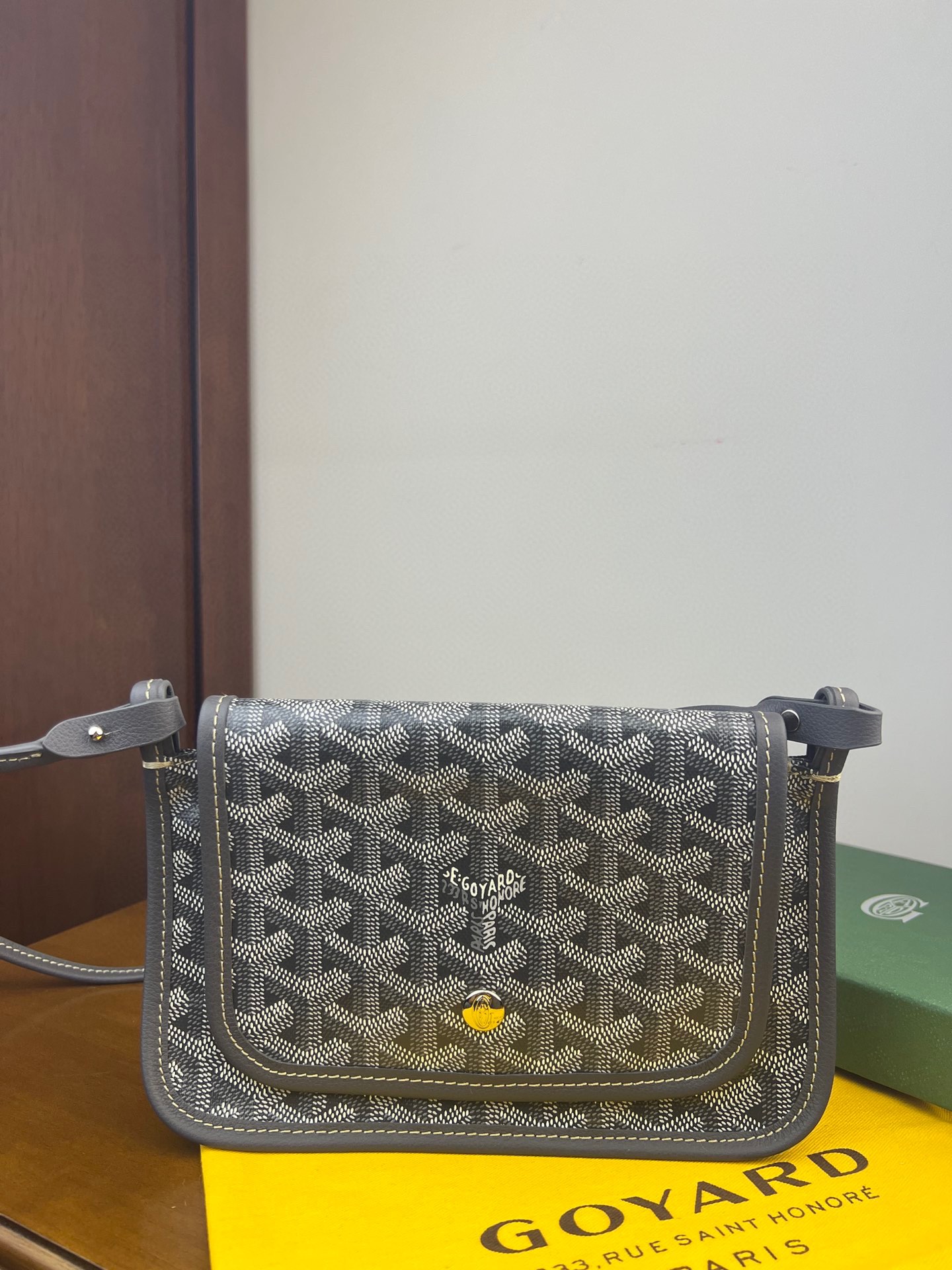 G09ard Plumet Pouch Grey( 5.5H 8W 0.9D)