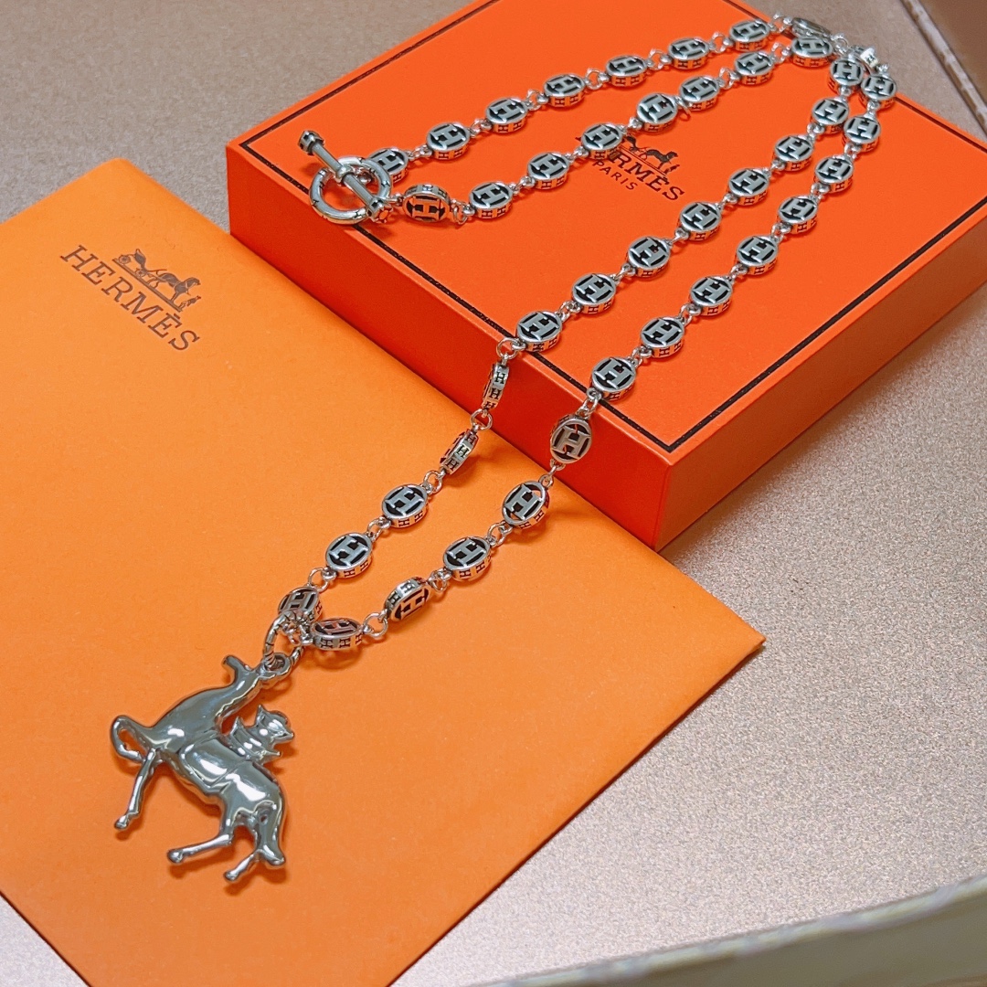 H**me5 Necklace