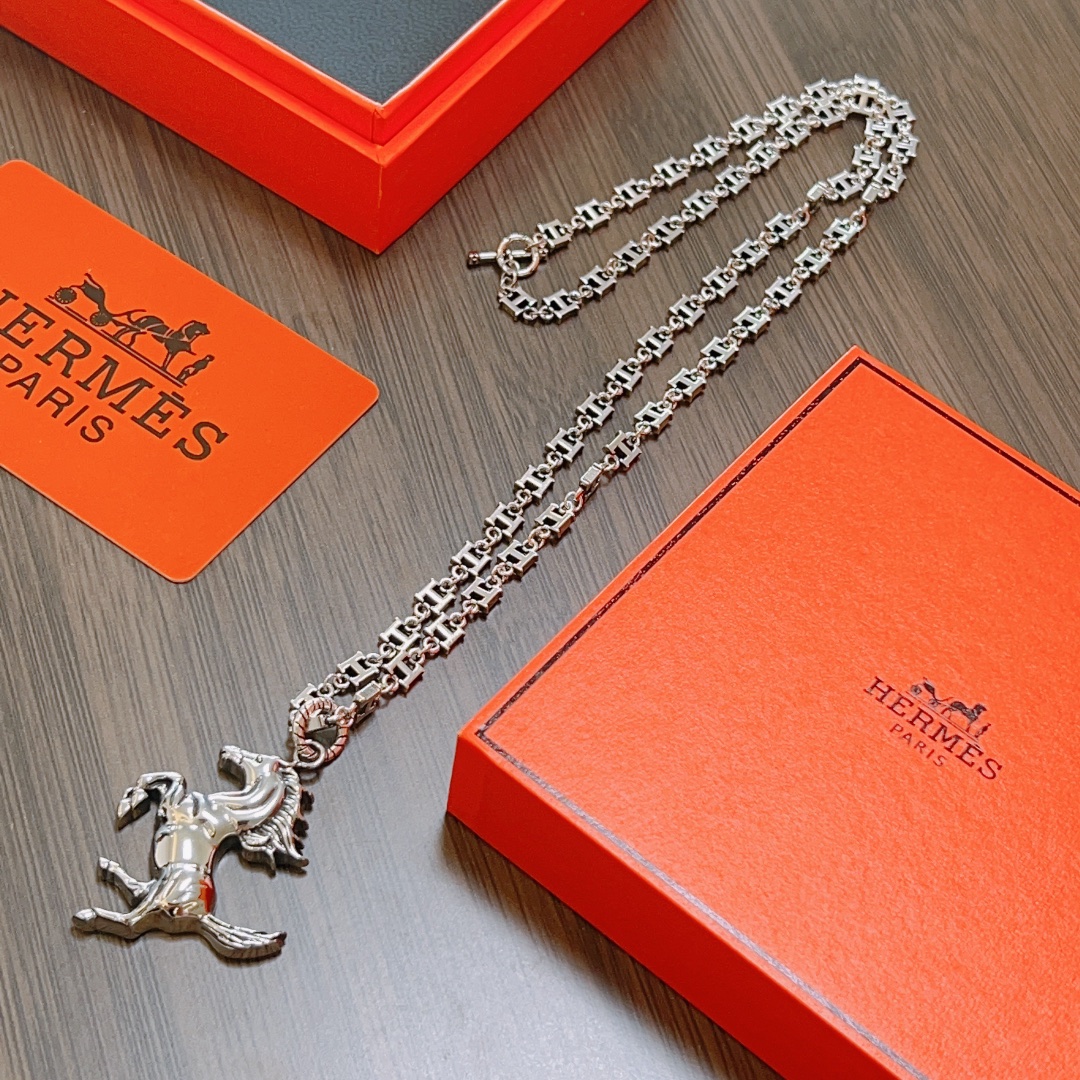 H**me5 Necklace