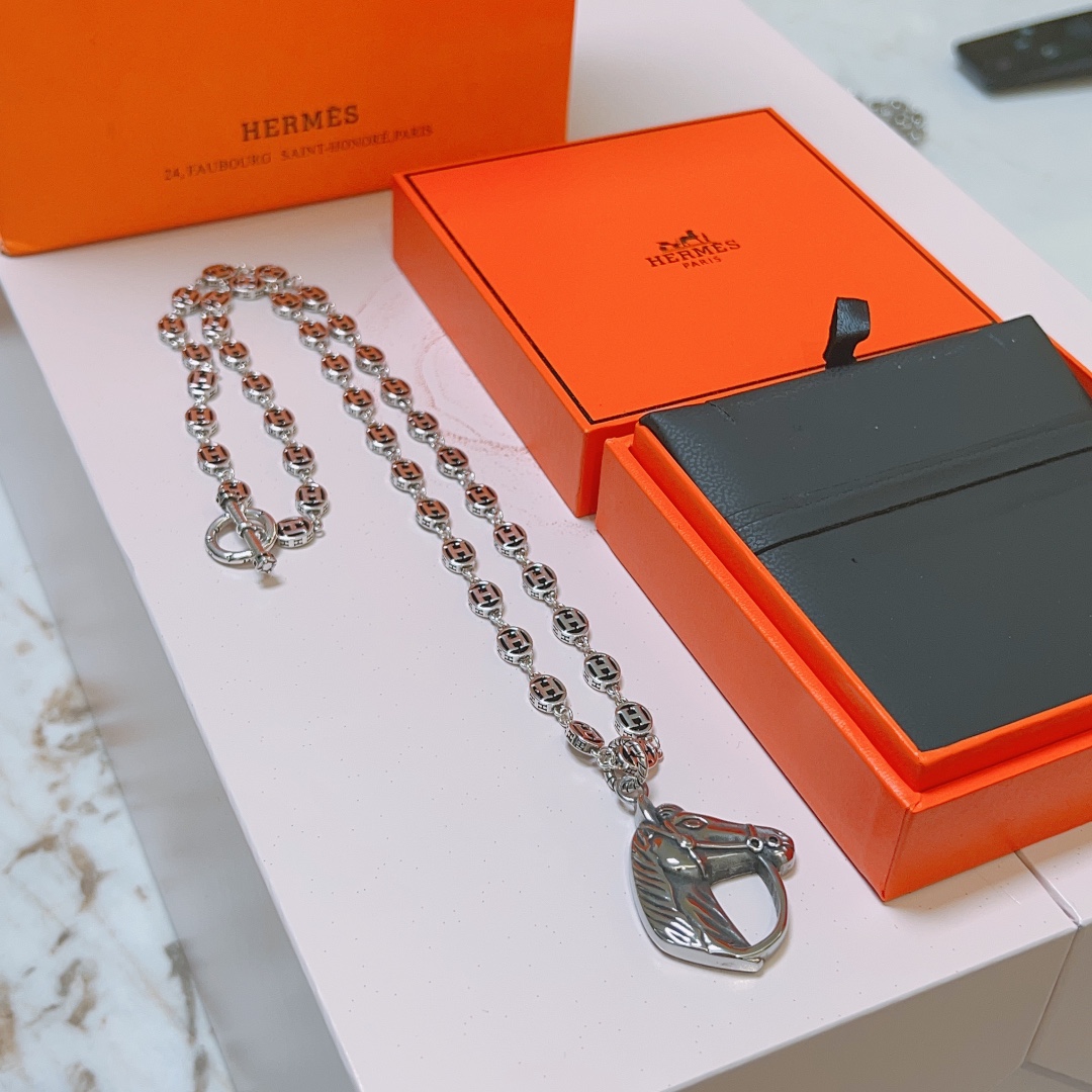 H**me5 Necklace