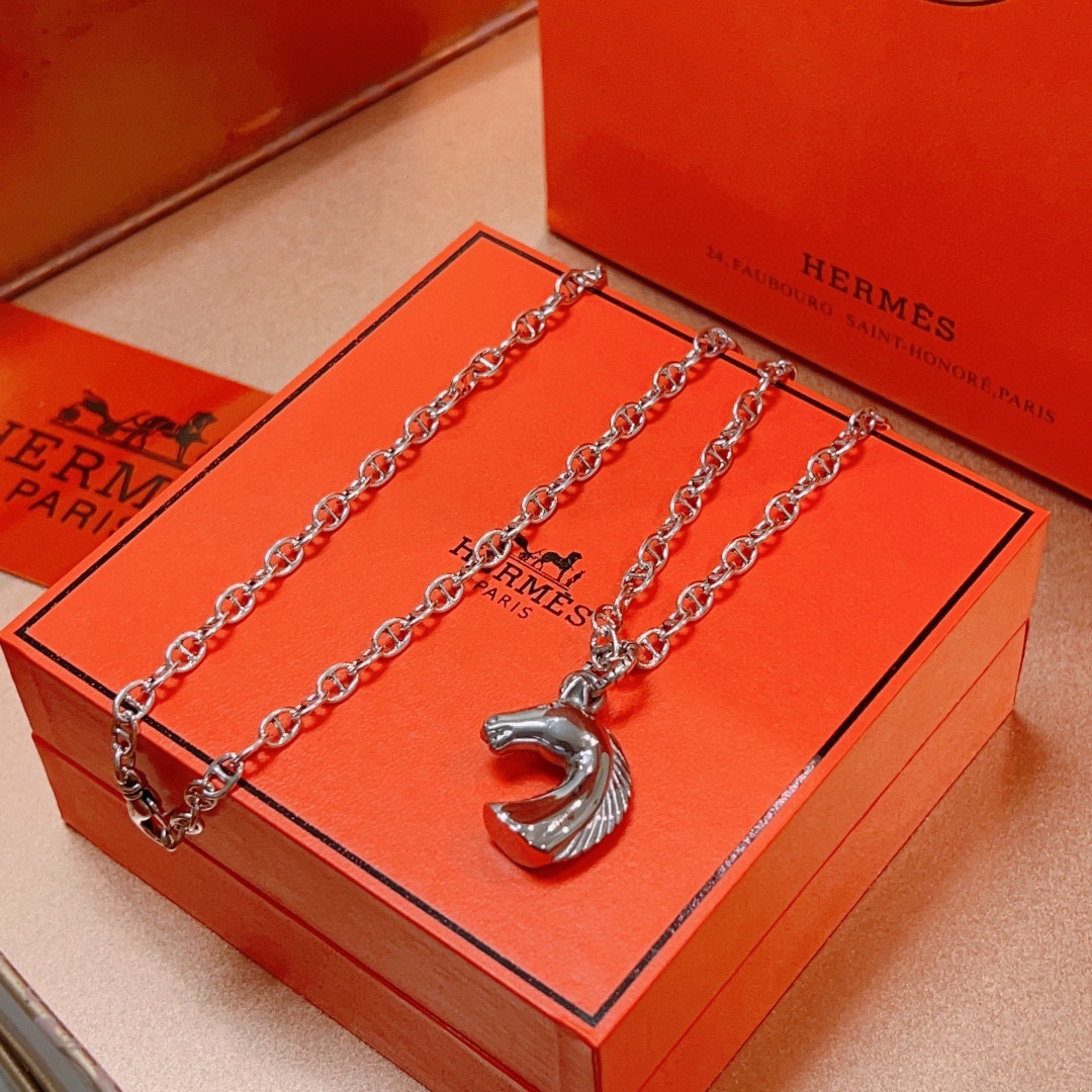 H**me5 Necklace