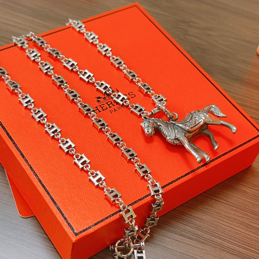 H**me5 Necklace
