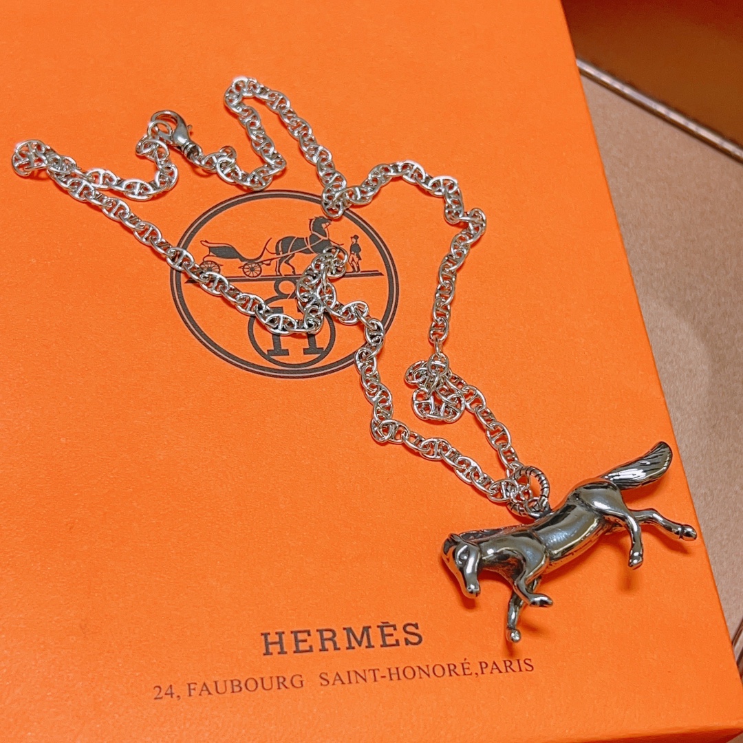 H**me5 Necklace