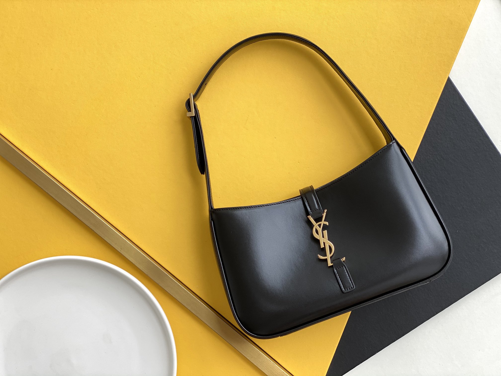 Sa1nt Lau*nt Le 5 À 7 Patent Leather Hobo Bag