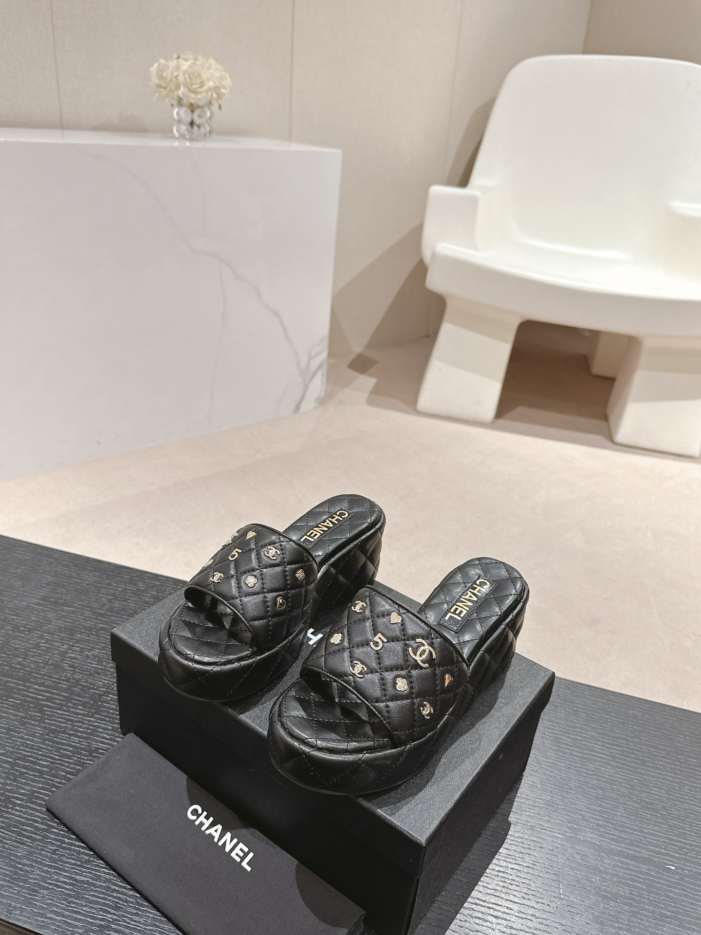 Ch**el Slipper
